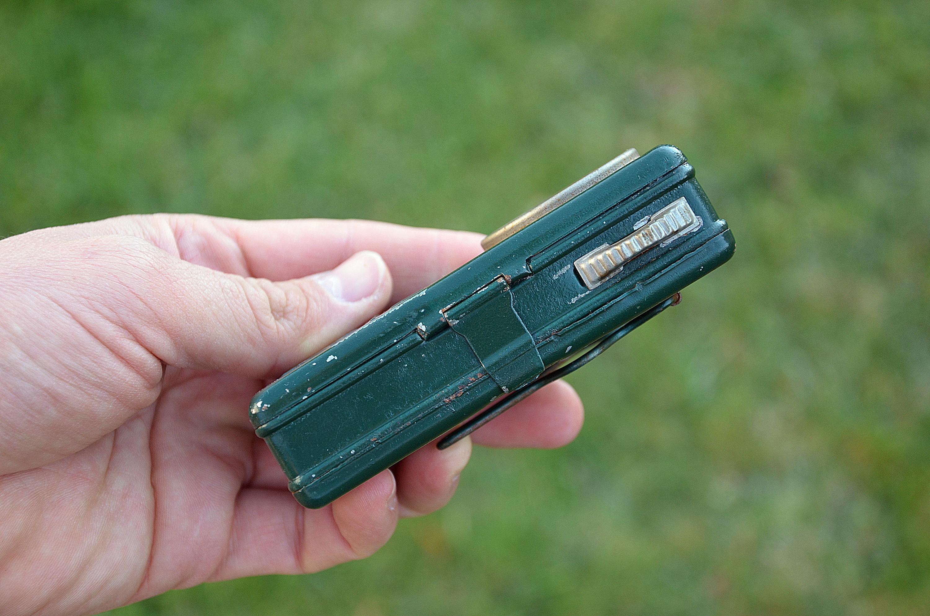 1960年代のヴィンテージ軍用懐中電灯、信号灯、金属とガラスの鉄道