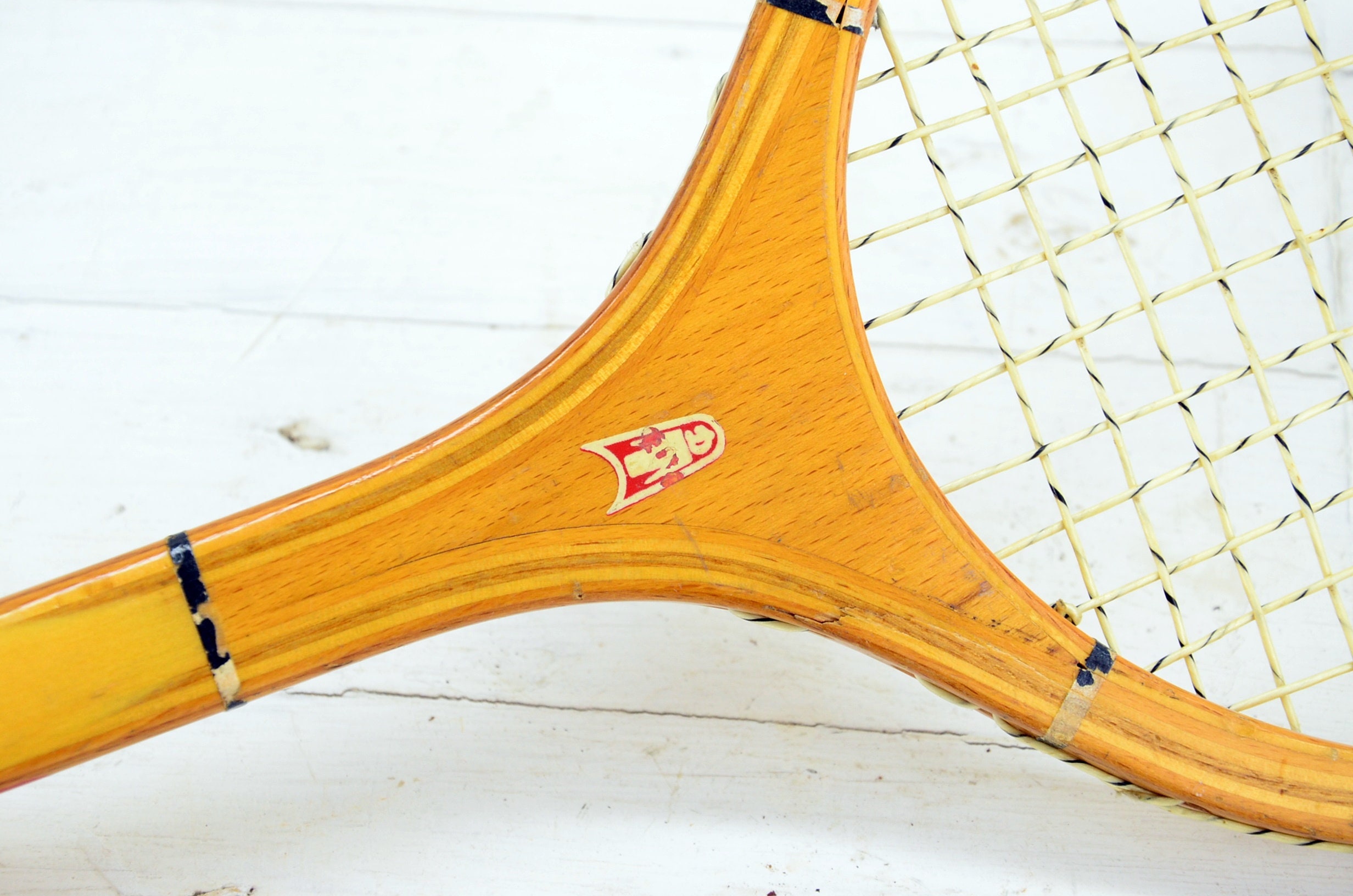 Raquette De Tennis En Bois Vintage URSS Des Années 70 - Ukraine, Avec étui, état Occasion