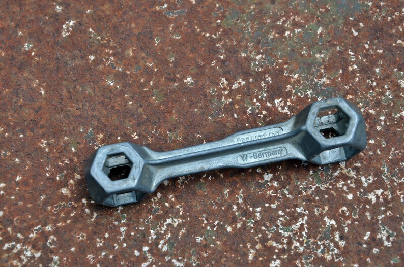 K&ouml;nnte beinhalten: Ein silberner Schraubenschl&uuml;ssel mit zwei sechseckigen &Ouml;ffnungen. Der Schraubenschl&uuml;ssel ist mit "W-Germany" und "Made in Germany" beschriftet.