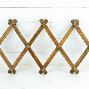 Vintage Accordion Wooden Coat Hanger: Wall Mounted Rack