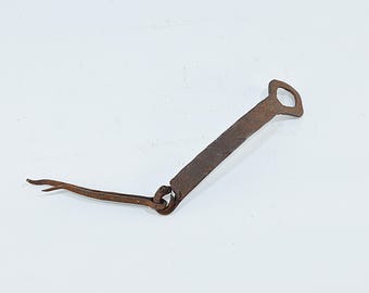 Pestillo de puerta de hierro forjado antiguo con cuña original, herraje rústico para puerta de granja.