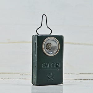 Linterna militar vintage de los años 60, lámpara de señalización, linterna de ferrocarril de metal y vidrio