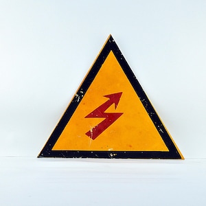 Vintage Hochspannungsschild: Rotes Industrie Warnschild