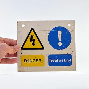Vintage Industrielles Gefahrenschild: Doppelseitiges Kunststoffschild
