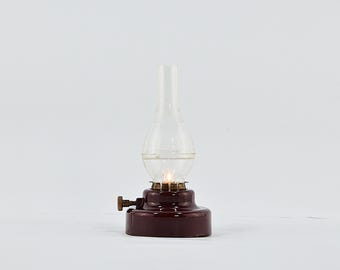 Vintage 1980s Red Oil-Style Desk Lamp – Burgundy Plastic Night Light 12 cm
