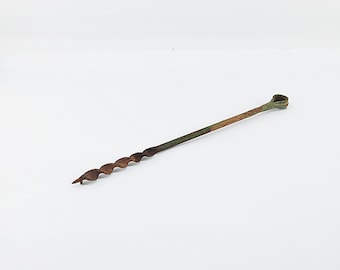 Ancienne tarière à main, perceuse à bois, outil primitif, mèche de menuisier rustique, ancien outil de travail du bois manuel