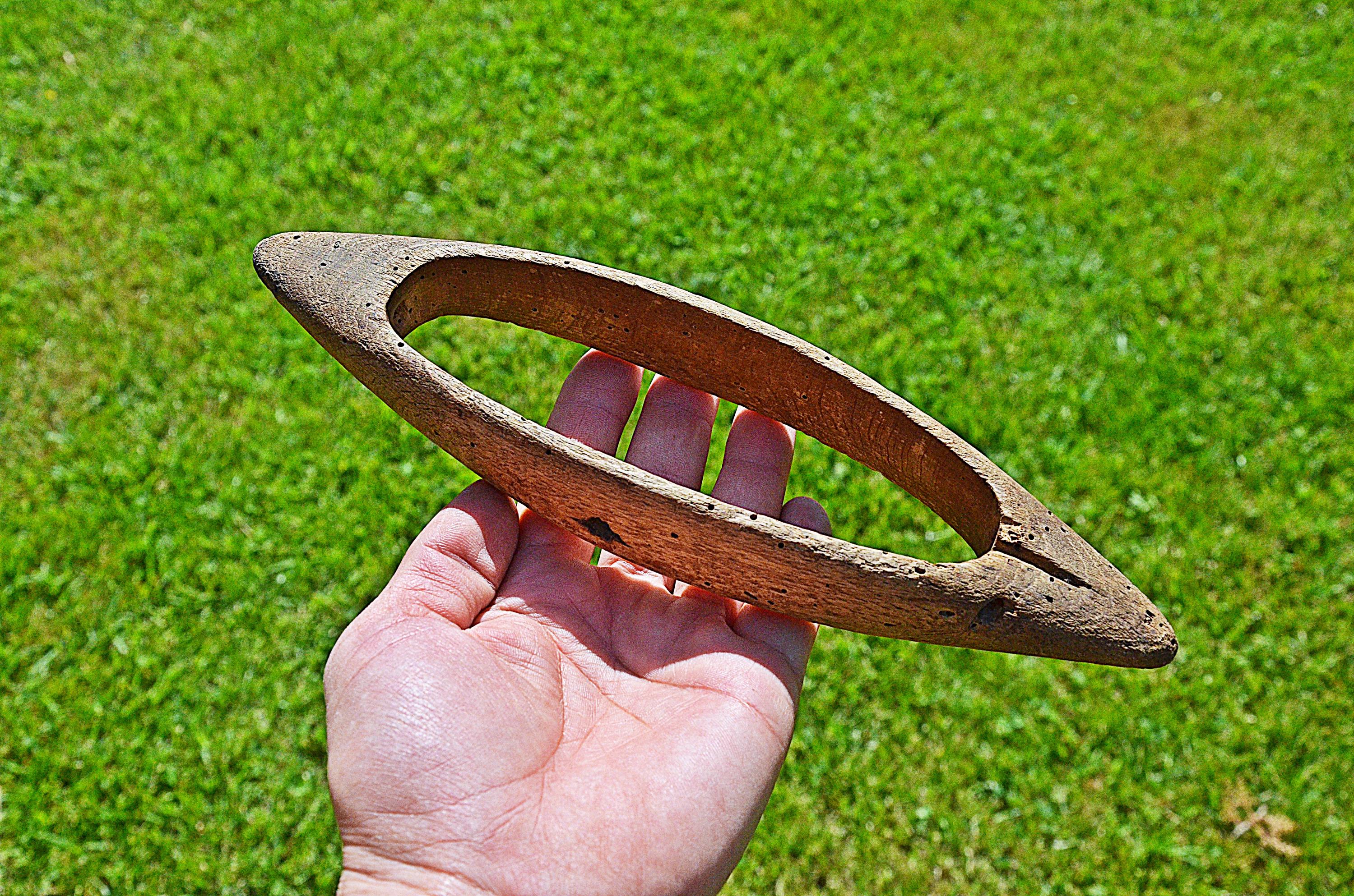 ヴィンテージ木製織機シャトル：素朴なブルガリアの織物工場の装飾