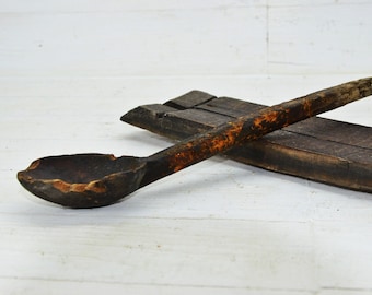 Cuchara de madera antigua hecha a mano: decoración de cocina primitiva