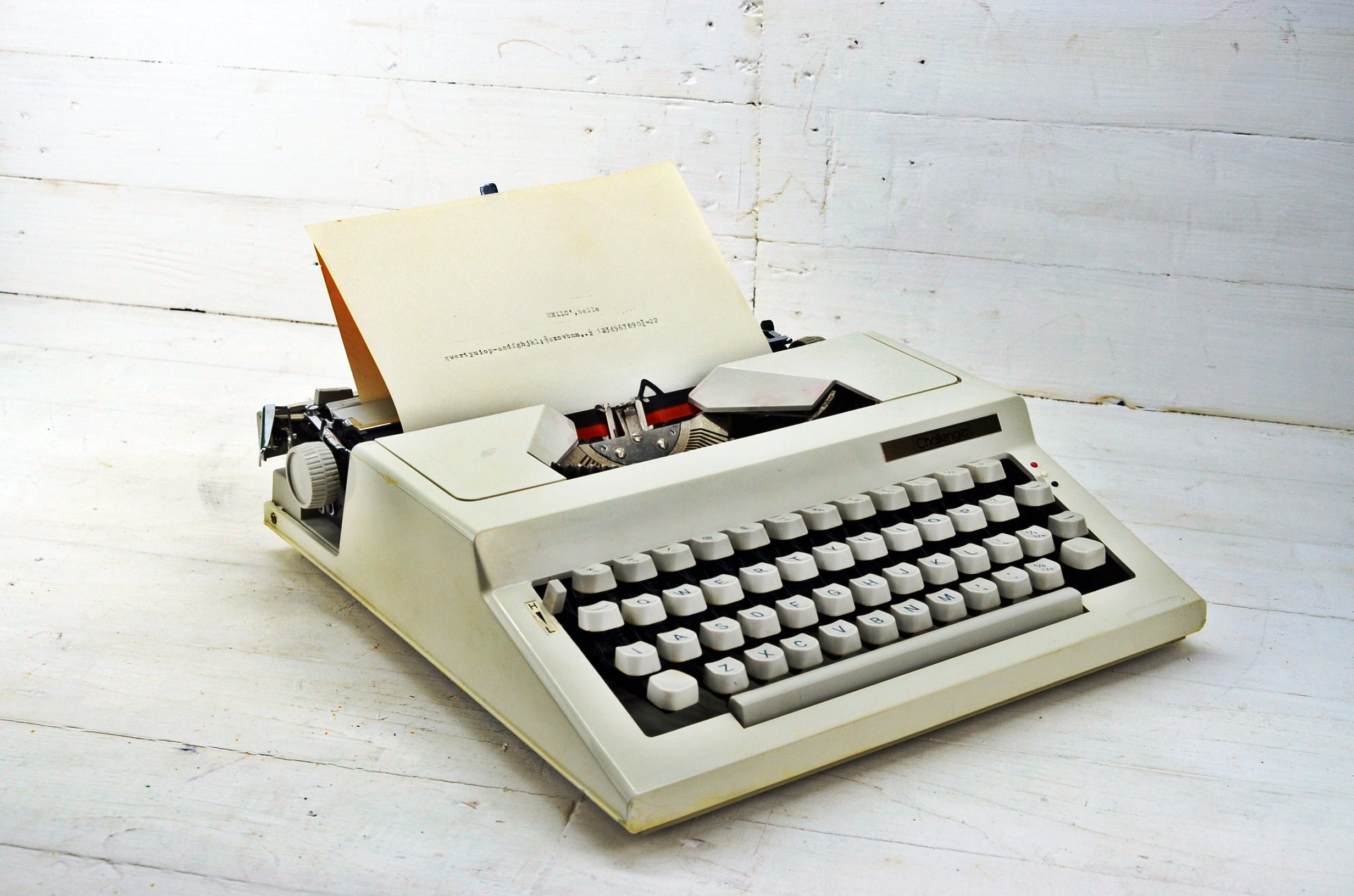 Vintage Mechanical Typewriter “Challenger” – Portable QWERTY with Case & Handle