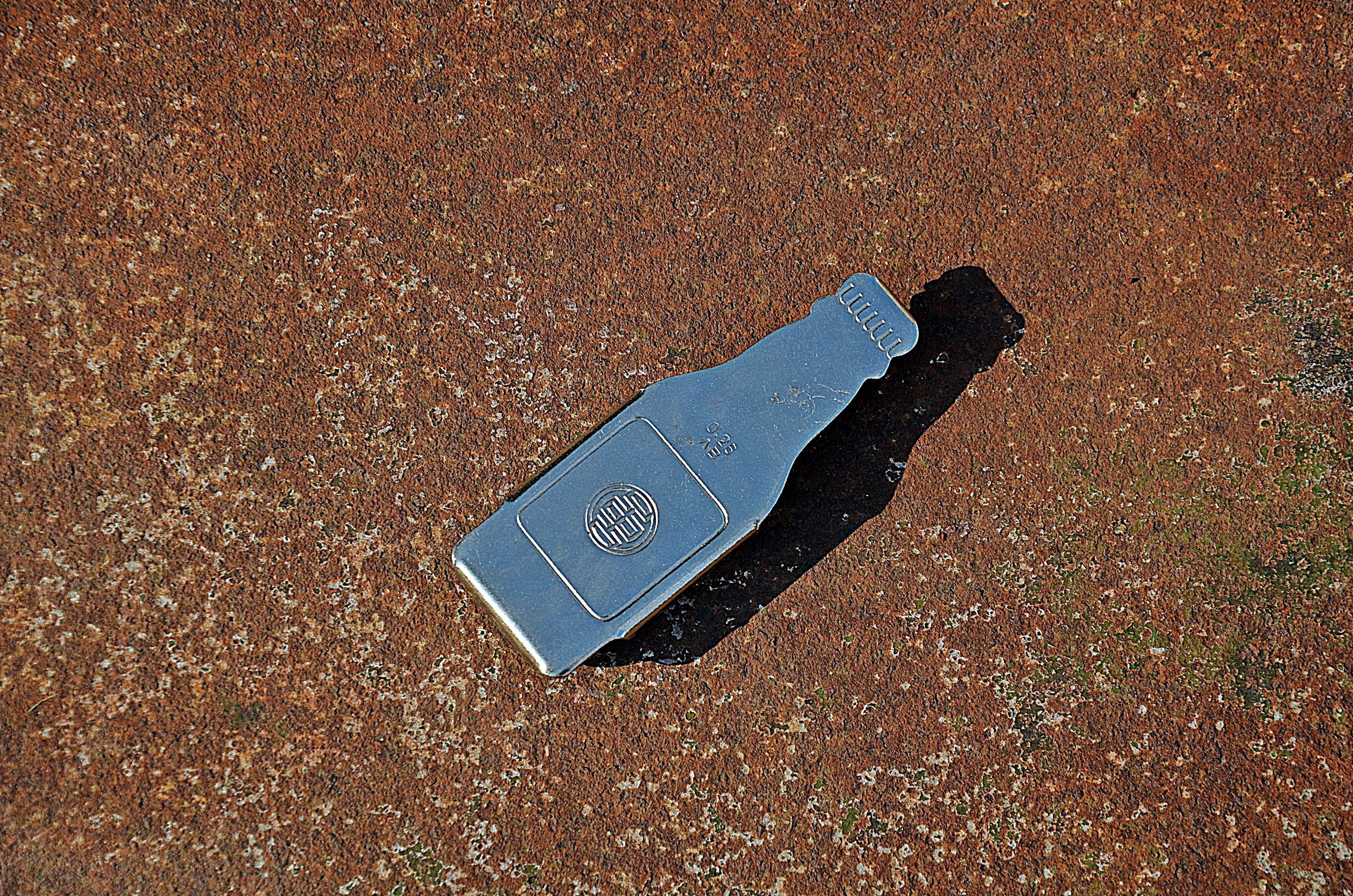 ヴィンテージメタルボトルオープナー：ボトル型バーアクセサリー