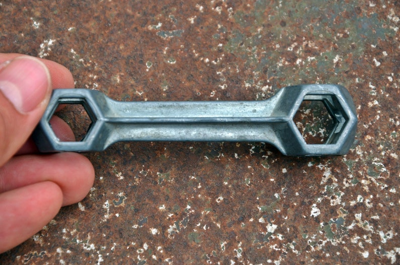 K&ouml;nnte beinhalten: Ein silberner Schraubenschl&uuml;ssel mit zwei sechseckigen &Ouml;ffnungen. Der Schraubenschl&uuml;ssel ist aus Metall und hat eine glatte Oberfl&auml;che.