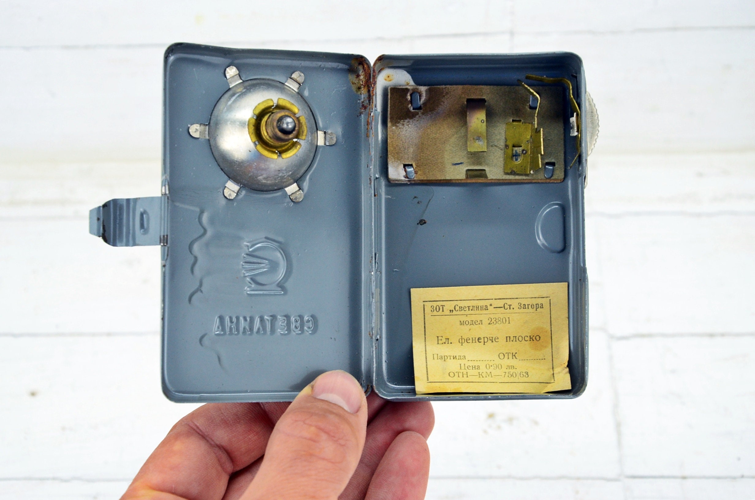 1960年代のヴィンテージ軍用懐中電灯、信号灯、金属とガラスの鉄道 