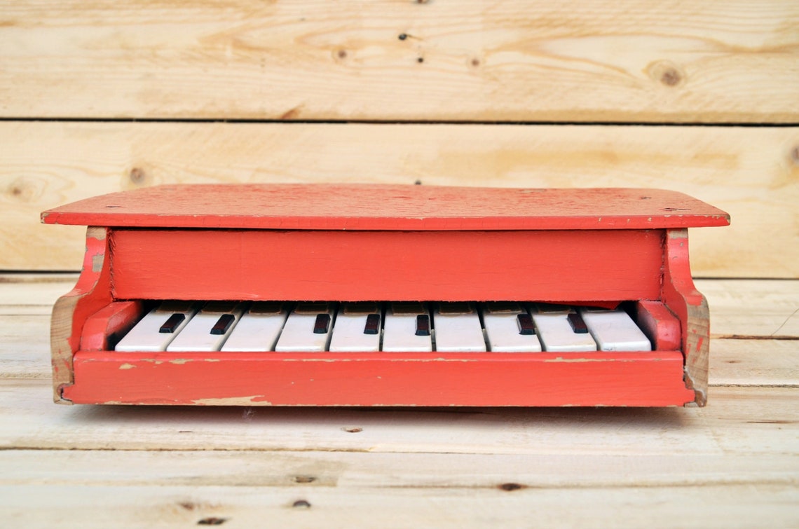 PIANO JOUET ANCIEN en bois pour poupee avec ornements d'origine EUR 95,00 - FR