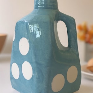 Jarra de leite azul bebê com bolinhas | Cerâmica pastel divertida