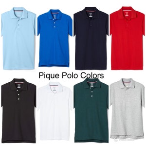 Puede incluir: Un conjunto de diez polos de piqu&eacute; en varios colores, incluyendo azul claro, azul real, azul marino, rojo, negro, blanco, verde y gris. Las camisas son todas de manga corta y tienen un cuello abotonado. Colores de polos de piqu&eacute;.
