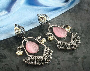 Pendientes Ghungroo chapados en negro oxidado - Pendientes de perlas de diseñador - Pendientes de flores talladas en rosa - Joyería de réplica de boda india hecha a mano