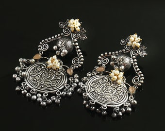 Pendientes Ghungroo chapados en negro oxidado - Pendientes de perlas de diseñador -Pendientes boho tribales étnicos - Joyería de réplica de boda india hecha a mano