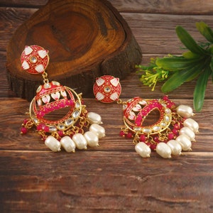 Orecchini di fiori Kundan dipinti a mano Orecchini di perle di conchiglia da sposa tradizionale da sposa Orecchini di perle tribali etniche Meenakari Idea regalo immagine 2