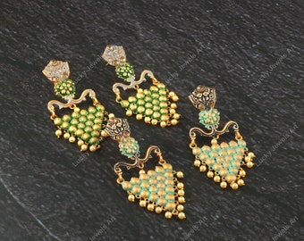 Pendientes Kundan y perlas pintados a mano - Joyería de boda nupcial de diseñador - Pendientes hechos a mano chapados en oro mate - Pendientes tribales étnicos