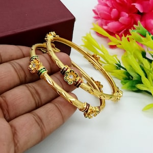 Brazaletes Meenakari chapados en oro - Joyería india de diseño - Pulseras tradicionales para damas de honor y bodas