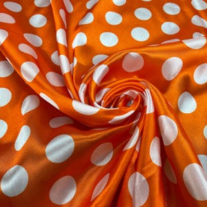 Weiße Tupfenpunkte Satin, Orange