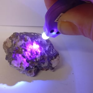 Basalte vésiculaire amygdaloïde avec Vugs de calcite fluorescente - Pierre galaxie d'Ecosse