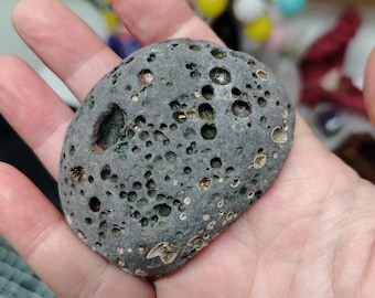 Galaxsten från Skottland, amygdaloidal vesikulär basalt med kratrar (97 g)