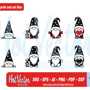 Puede incluir: Conjunto de ocho ilustraciones de gnomos en blanco y negro con acentos rojos. Los gnomos llevan sombreros con un patr&oacute;n de estrellas y sostienen una linterna, un coraz&oacute;n o un regalo. Los gnomos est&aacute;n en varias poses. SVG - EPS - AI - PNG - PDF - DXF