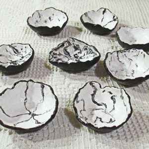 Incredibili ciotole artigianali bianche con macchie nere o scarabocchi. Forma astratta organica Catch All Deep Dishes Trays; bomboniere per gli ospiti delle feste