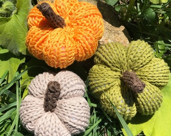 Set of three hand-knitted pumpkins / handmade cotton pumpkins / fall decoration / cozy decoration / original pumpkin