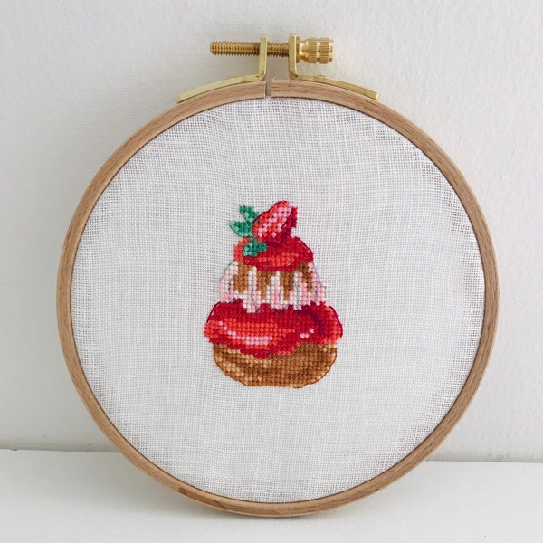 Cercle à broder décoratif motif religieuse aux fraises broderie point de croix pâtisserie française broderie artisanale sur lin blanc