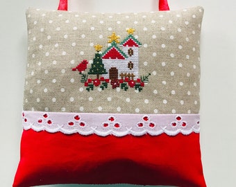 Hand-embroidered Christmas decoration cushion on linen / artisanal Christmas embroidery / hand-embroidered hanging Christmas decoration / unique Christmas gift