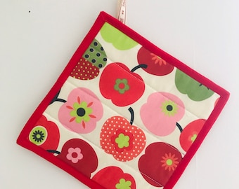 Hand-stitched quilted potholder in retro vintage fabric potholder with apple motif reversible potholder with hook French creation unique model