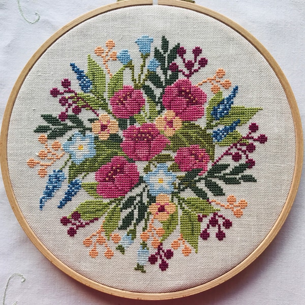 Cercle à broder motif fleurs broderie faite main / tambour à broder décoratif / point de croix couronné de fleurs / broderie artisanale