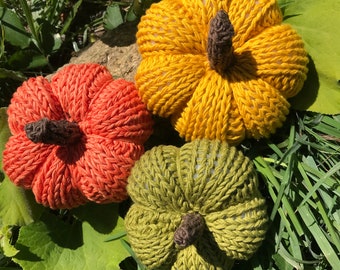 Set of three hand-knitted pumpkins for fall decoration / cozy atmosphere / farmhouse atmosphere / original decorative pumpkin