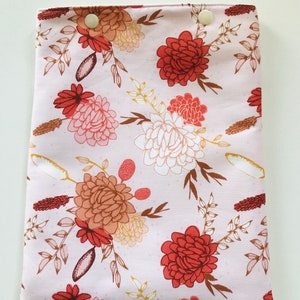 Pochette à livre molletonnée fleurs d automne / étui à livre cousu main / pochette à livre matelassée / pochette motifs automne cottagecore