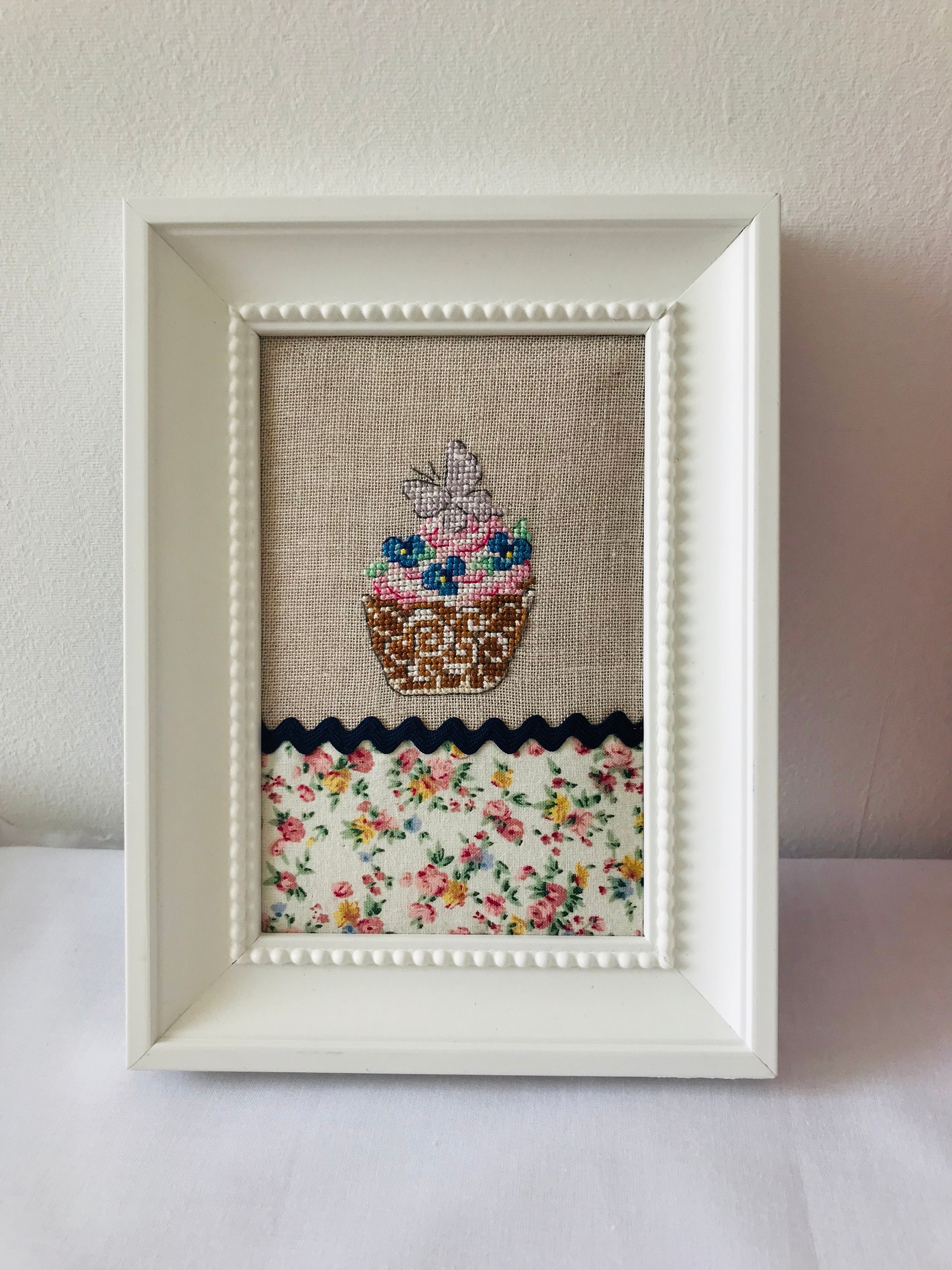 Cadre Brodé Main Cadre Bois Motif Cupcake Broderie sur Lin Pour Cuisine Création Française Originale