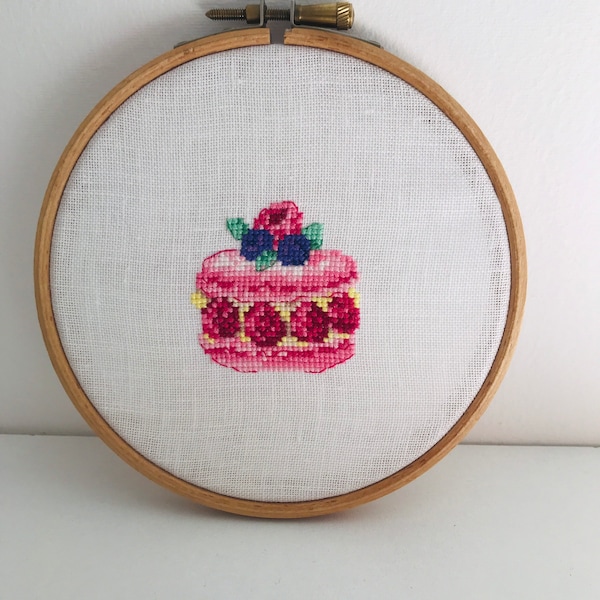 Cercle à broder décoratif motif pâtisserie macaron framboises broderie faite main décoration murale création française modèle unique