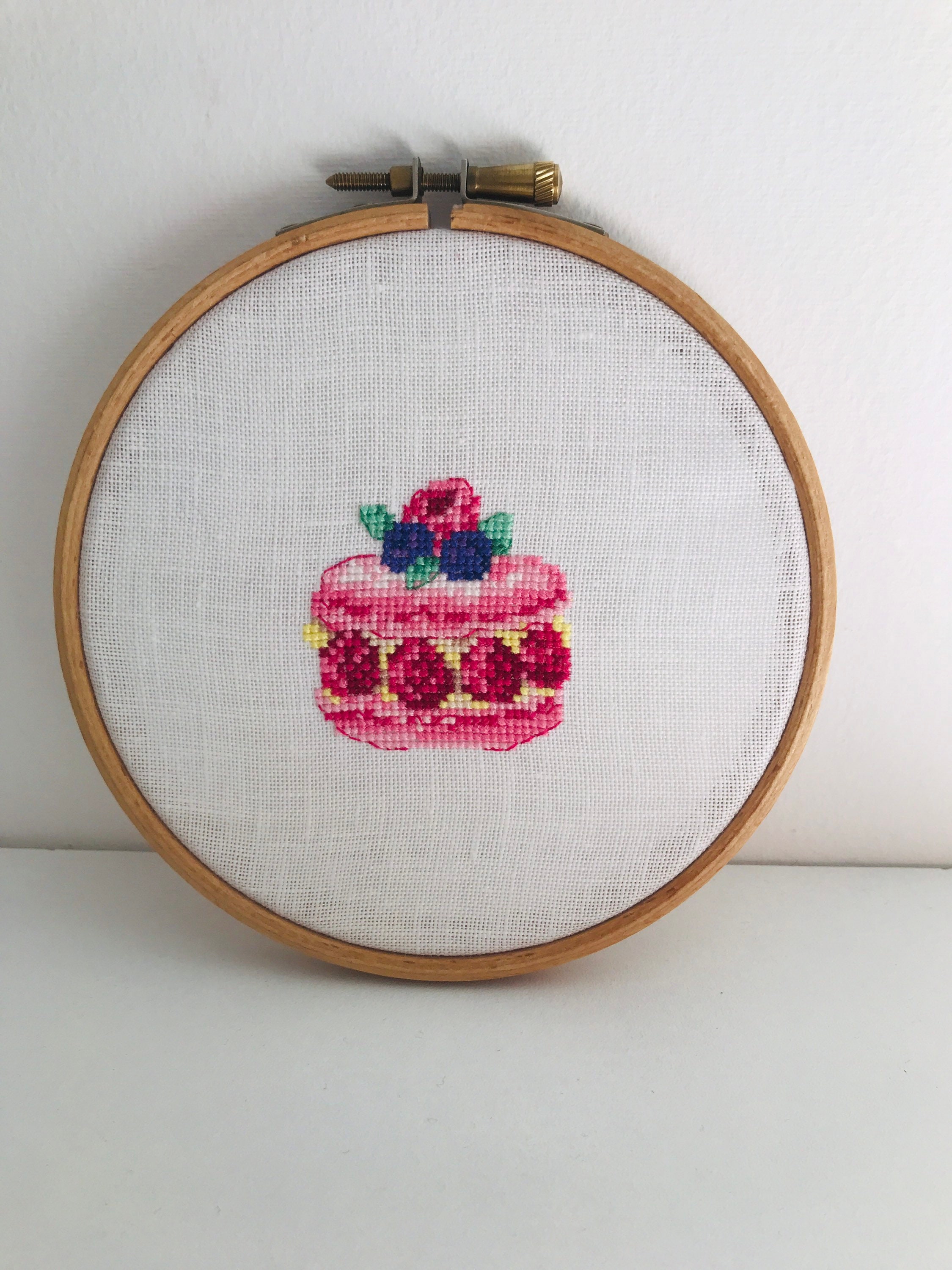 Cercle à Broder Décoratif Motif Pâtisserie Macaron Framboises Broderie Faite Main Décoration Murale 