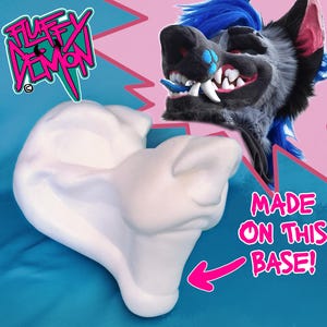 Op de afbeelding: Een witte schuimbasis voor een harige kop, met de tekst "MADE ON THIS BASE!" in roze letters. De basis is gevormd als een kop met een snuit en oren.