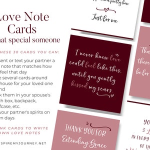 Op de afbeelding: Een verzameling liefdesbriefkaarten met romantische zinnen in witte letters op bordeauxrode en roze achtergronden. De kaarten zijn ontworpen om genegenheid uit te drukken en bevatten aanwijzingen voor het personaliseren van berichten. De tekst "Love Note Cards" staat bovenaan.