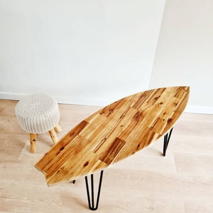 Couchtisch aus Holz mit Surfbrettmuster
