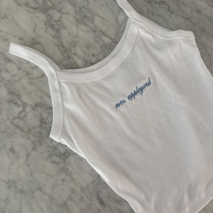 Camiseta de tirantes bordada personalizada / Camiseta corta de tirantes finos de canalé fino para mujer / Regalo personalizado para despedida de soltera / Despedida de soltera / Boda / Novia