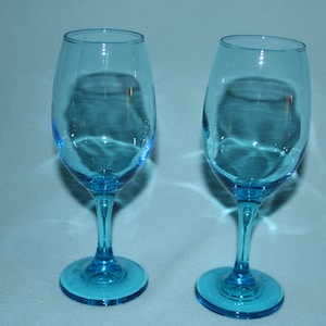 Vintage Set of 2 Cristar Columbia Rioja Teal Colored Glass Wine Glasses Beautiful Eye Catching Color Holds 13 oz Perfect Condition