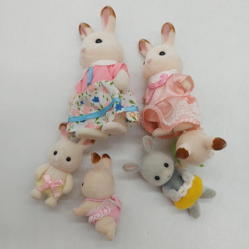 Sylvanian Families Calico Critters Bunny Rabbit Family of 6 Figures Read image 2