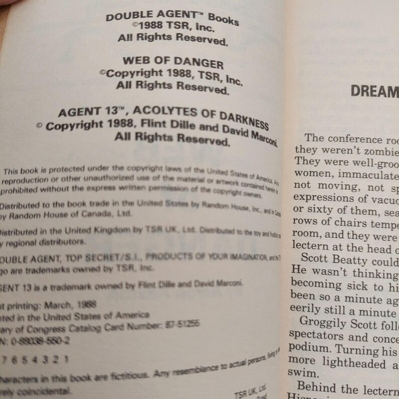 Peut inclure: Pages d'un livre ouvert avec du texte des livres "DOUBLE AGENT", dont "WEB OF DANGER" et "AGENT 13, ACOLYTES OF DARKNESS". Informations de copyright et num&eacute;ro de la Biblioth&egrave;que du Congr&egrave;s.