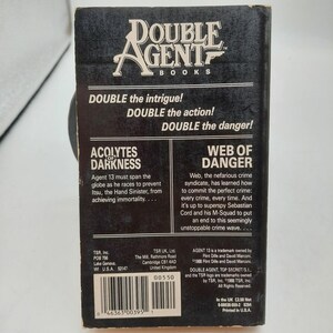 Peut inclure: Un livre de poche vintage intitul&eacute; "Double Agent Books" avec le texte "Acolytes of Darkness" et "Web of Danger". La couverture est noire avec du texte blanc. Le livre est un roman d'espionnage.