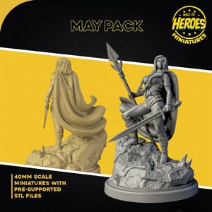 Puede incluir: Dos miniaturas impresas en 3D de una guerrera, una desde atrás y otra desde el frente, sosteniendo una lanza y una espada. Las miniaturas están sobre una base rocosa. El texto "MAY PACK" y "HALL OF HEROES MINIATURES" son visibles.