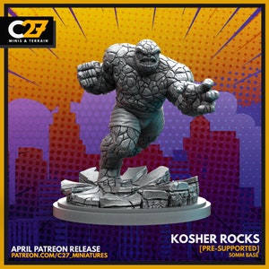 Op de afbeelding: Een grijs, pre-ondersteund 3D-geprint miniatuur van The Thing uit Marvel Comics. The Thing staat op een rotsachtige basis en is geposeerd in een dynamische actiehoud. Het miniatuur is 50 mm groot en maakt deel uit van de Kosher Rocks-collectie.