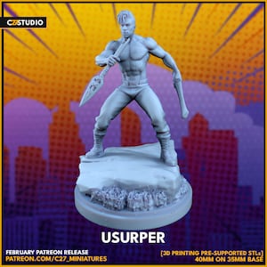 Può includere: Una miniatura di guerriero stampata in 3D di colore grigio, che tiene una lancia e una spada. La figura è in piedi su una base rocciosa con erba. Il testo "USURPER" è stampato sotto la figura. Il testo "FEBRUARY PATREON RELEASE PATREON.COM/C27_MINIATURES [3D PRINTING PRE-SUPPORTED STLs] 40MM ON 35MM BASE" è stampato sotto il testo "USURPER".